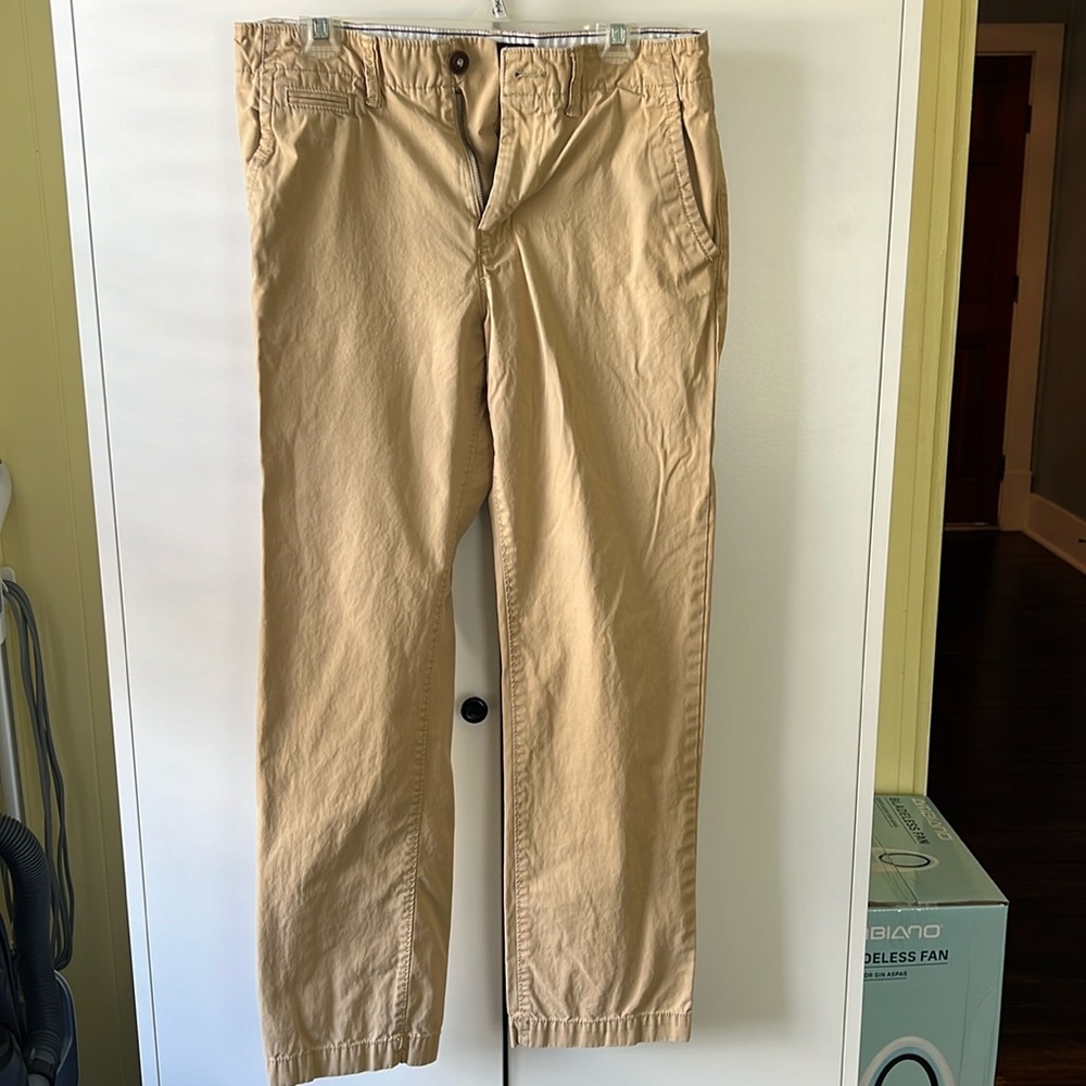 Men’s American Eagle flat-front khaki-colored chinos